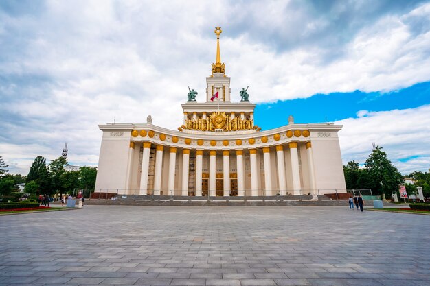 Panorama de l'espace public VDNH à Moscou