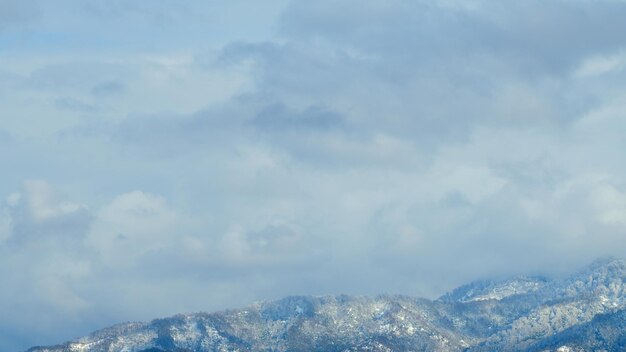 Un panorama étonnant de collines couvertes de neige, de crêtes et de pentes de montagnes.