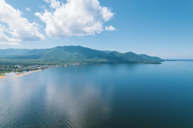 Le panorama fantastique du lac Baïkal au lever du soleil est un lac de faille situé dans le sud de la Sibérie, en Russie. Vue sur le paysage d'été du lac Baïkal. Vue d'oeil de drone.