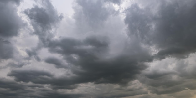 Panorama de fond de ciel noir avec des nuages d'orage avant de tonnerre