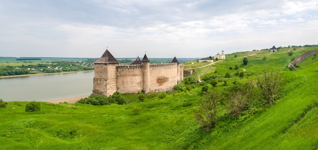 Panorama de la forteresse de Khotyn sur la rive du Dniestr en Ukraine