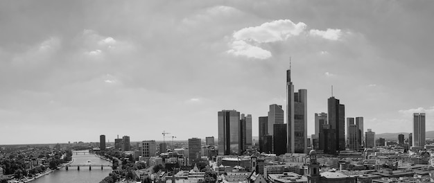 Panorama de Francfort-sur-le-Main en noir et blanc