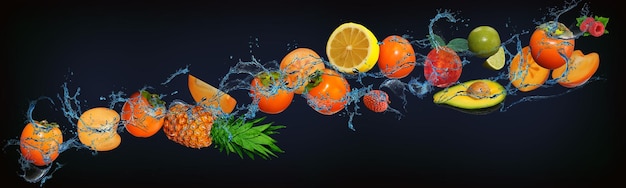 Panorama avec des fruits dans l'eau kaki juteux annas citron litchi avocat citron vert framboise un puissant regain d'énergie pour toute la journée