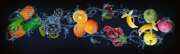 Panorama avec des fruits dans l'eau pomme juteuse banane raisin cerise orange annas renforce le corps et augmente l'immunité des personnes