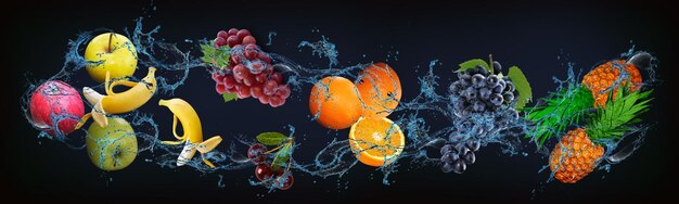 Panorama avec des fruits dans l'eau pomme juteuse banane raisin cerise orange annas renforce le corps et augmente l'immunité des personnes