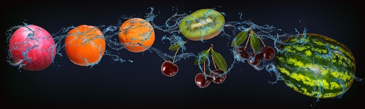 Photo panorama avec des fruits dans l'eau pomme juteuse kaki orange kiwi cerise pastèque sont remplis d'une variété de vitamines et sont très savoureux merveilleux dessert du matin