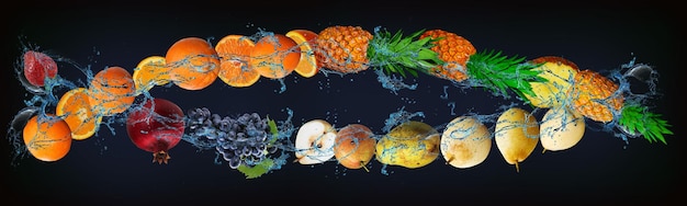 Photo panorama avec des fruits frais dans l'eau ananas orange fraise poire raisin grenade un dessert très savoureux pour halloween noël et nouvel an