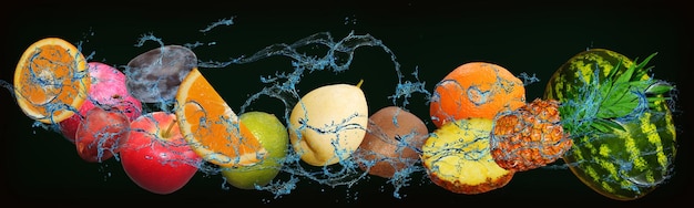 Panorama avec des fruits juteux fruits dans l'eau oranges pastèque poire pomme ananas kiwi sont très sains et un délicieux dessert pour une table de fête