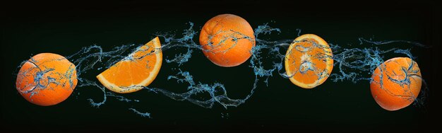 Panorama avec des fruits juteux les fruits dans l'eau les oranges sont très saines et un délicieux dessert pour une table de fête