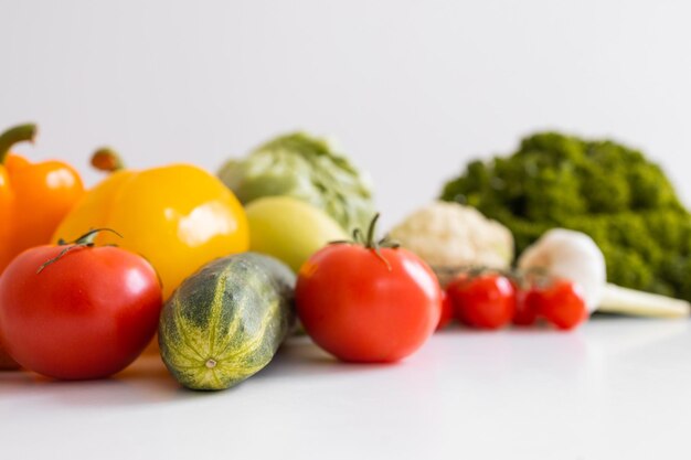 Panorama des fruits et légumes frais sur fond blanc