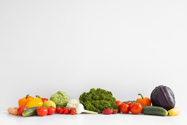 Panorama des fruits et légumes frais sur fond blanc