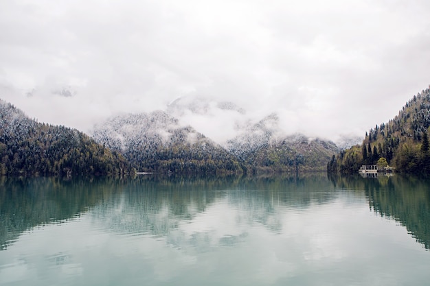 Panorama de gauche à droite sur le lac Ritsa au printemps matin, avec des nuages et de l'eau bleue