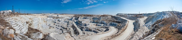 Panorama d'une grande carrière de marbre