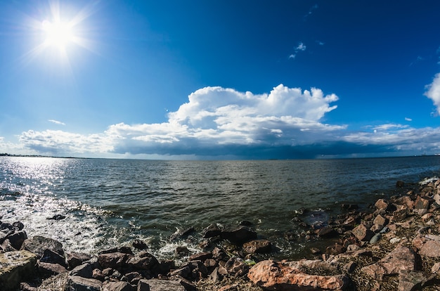 Un panorama d'une grosse tempête sur le centre-ville de jour.