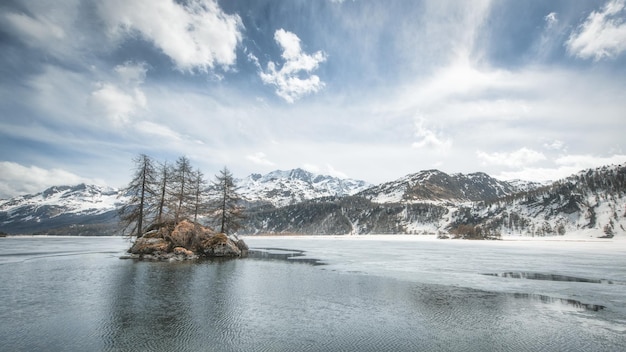 Panorama de haute montagne avec lac alpin