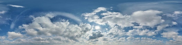 Le panorama hdri 360 du ciel bleu avec le soleil et les cumulus avec le zénith en projection équirectangulaire sphérique peut être utilisé pour le remplacement du dôme du ciel dans les graphiques 3d ou le développement de jeux et la modification de la prise de vue du drone