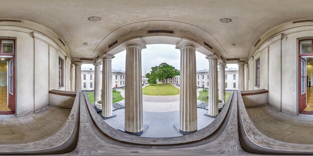 Panorama hdri complet sans couture vue à 360 degrés depuis le balcon donnant sur de grandes colonnes dans le jardin du château en projection équirectangulaire