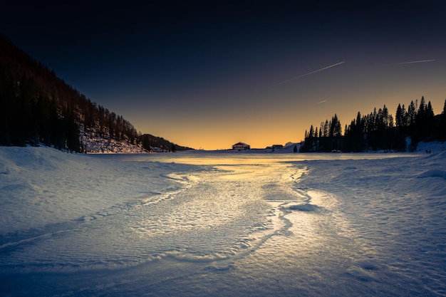 Panorama d'hiver du lac Calaita au crépuscule Lac gelé Lozen Valley TrentinoAlto Adige