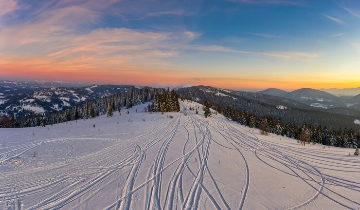 Photo panorama hivernal magique de belles pentes enneigées