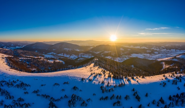 Panorama hivernal pittoresque des collines des montagnes