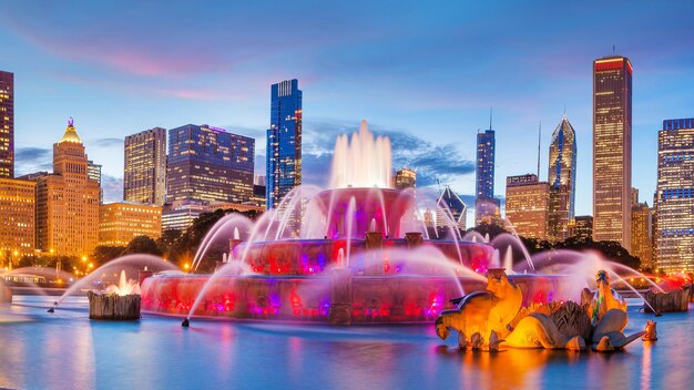 Panorama de l'horizon de Chicago avec des gratte-ciel et la fontaine de Buckingham au crépuscule