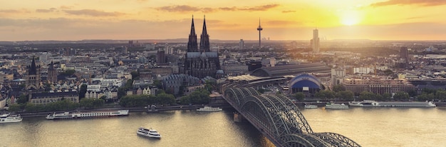 Panorama d'horizon de Cologne au coucher du soleil