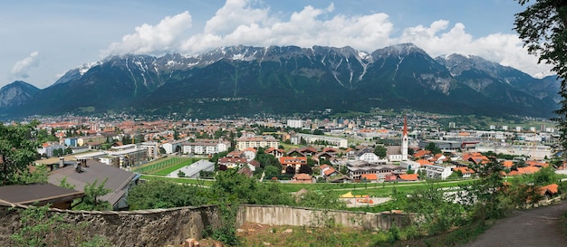 Panorama d'Innsbruck sur les Alpes en arrière-plan