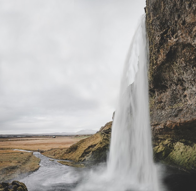 Panorama de l'islande avec cascade et champ vert un jour d'automne