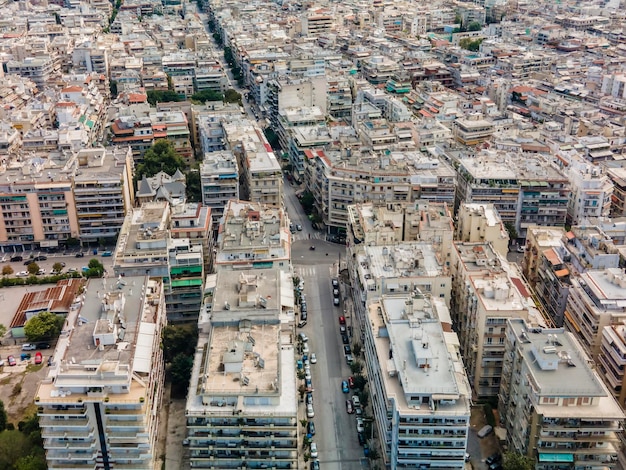 Panorama de jour haut de Thessalonique Grèce ville européenne avec des blocs d'appartements résidentiels autour de la route