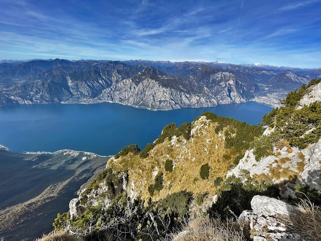 Photo panorama sur le lac limone sul garda, le sentier de randonnée monte baldo, à trente, en italie