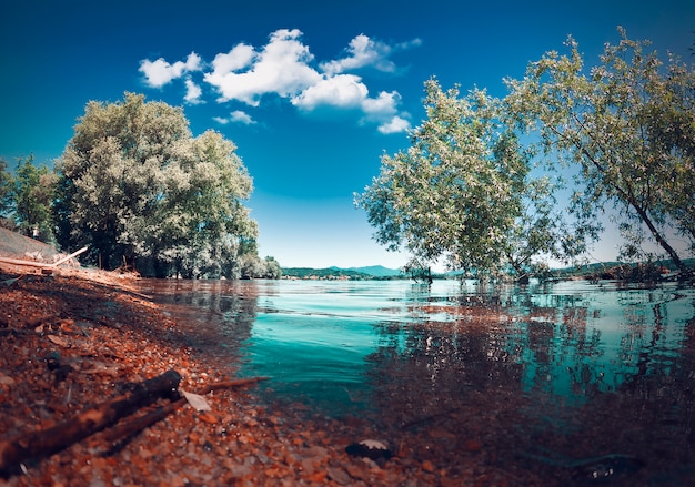 Panorama sur le lac le matin