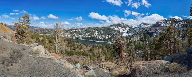 Panorama d'un lac de montagne sur un col dans les montagnes de la Sierra Nevada USA