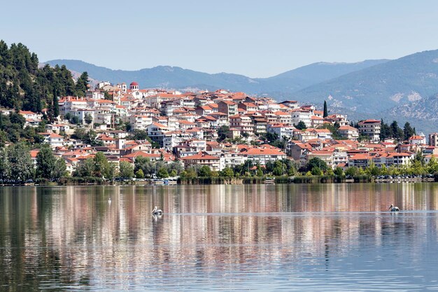 Panorama d'un lac de montagne Orestiada et de la ville de Kastoria lors d'une journée ensoleillée Macédoine nord-ouest de la Grèce