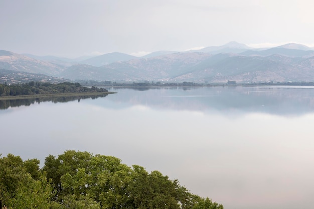Panorama d'un lac de montagne Vegoritida in nom Florina lors d'une journée ensoleillée Macédoine nord-ouest de la Grèce