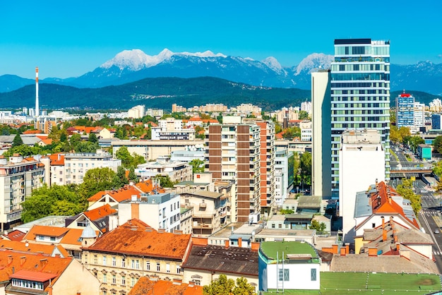 Panorama de Ljubljana avec une architecture moderne et les belles Alpes en arrière-plan