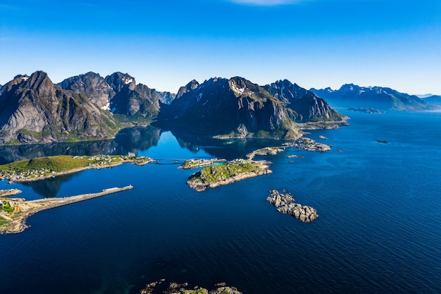 Panorama Lofoten est un archipel du comté de Nordland, en Norvège. Est connu pour un paysage distinctif avec des montagnes et des sommets spectaculaires, une mer ouverte et des baies abritées, des plages et des terres intactes.