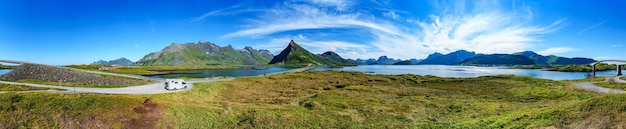 Panorama Lofoten est un archipel du comté de Nordland, en Norvège. Est connue pour un paysage distinctif avec des montagnes et des sommets spectaculaires, une mer ouverte et des baies abritées, des plages et des terres intactes.