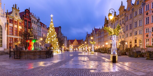 Panorama de Long Lane avec fontaine de Neptune et arbre de Noël dans la vieille ville de Gdansk