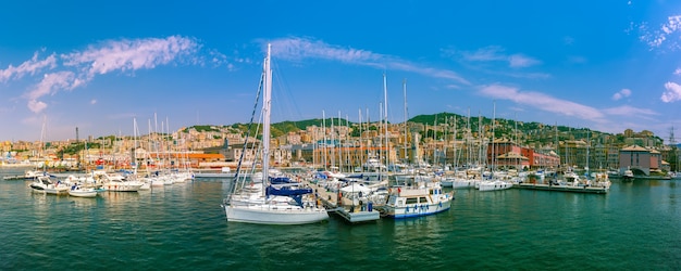 Panorama de la marina Porto Antico Genova, où de nombreux voiliers et yachts sont amarrés, Gênes, Italie.