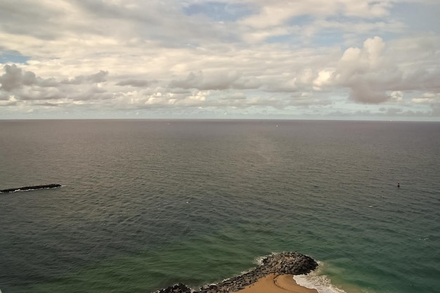 Panorama de mer avec l'eau bleue et le ciel nuageux aux Etats-Unis