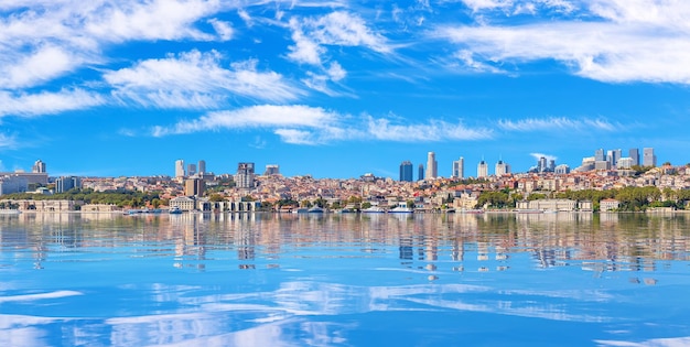 Panorama sur la mer d'Istanbul sur la rive droite du Bosphore Turquie