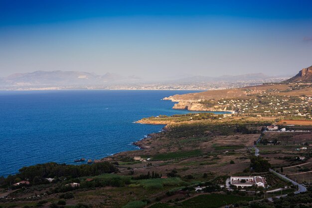 Photo panorama de la mer paradisiaque depuis le sentier côtier de scopello, en italie