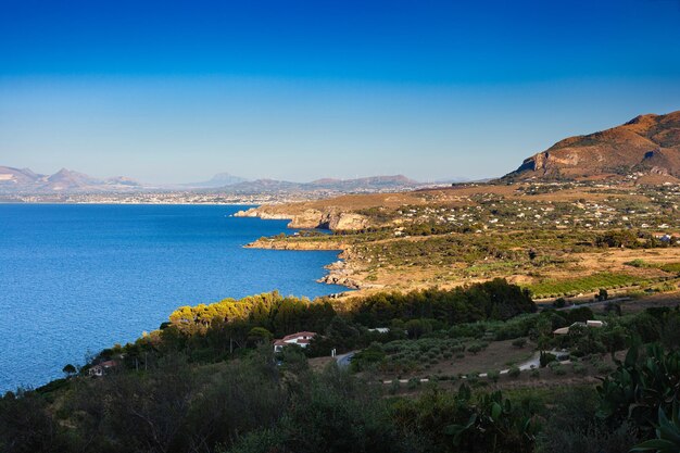 Photo panorama de la mer paradisiaque depuis le sentier côtier de scopello, en italie