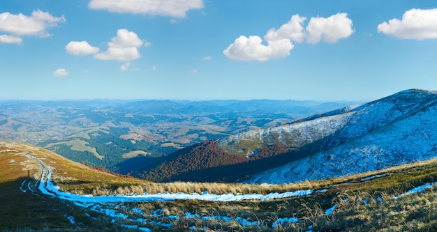 Panorama de montagne d'automne avec la première neige d'hiver