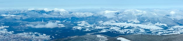 Panorama de montagne d'hiver de matin