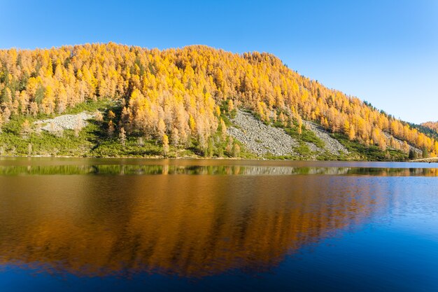 Panorama des montagnes des Alpes italiennes. Réflexions sur l'eau du lac "Calaita". Belles dolomites