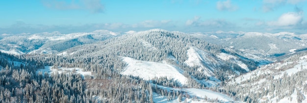 Panorama des montagnes des Carpates d'hiver