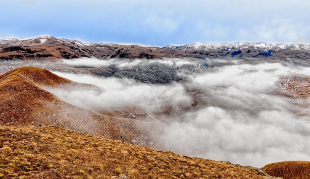 Panorama des montagnes du Caucase couvertes de nuages en hiver