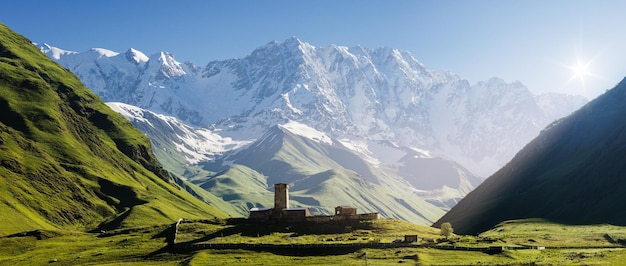 Panorama des montagnes du Caucase. Église médiévale en pierre dans une vallée de montagne. Vue du mont Shhara. Communauté Ushguli, Zemo Svaneti, Géorgie