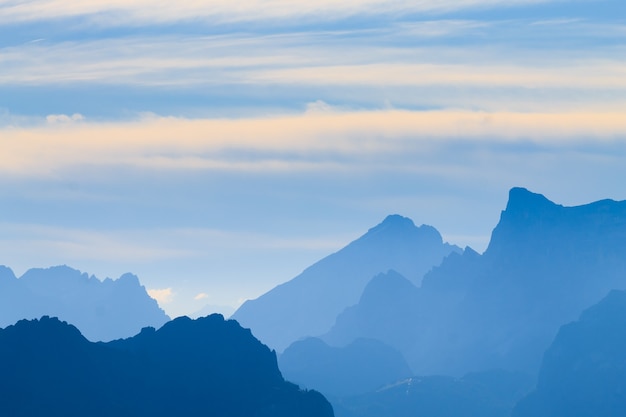 Panorama des montagnes italiennes à l'aube. Pics "Pale di San Martino". Sport et plein air